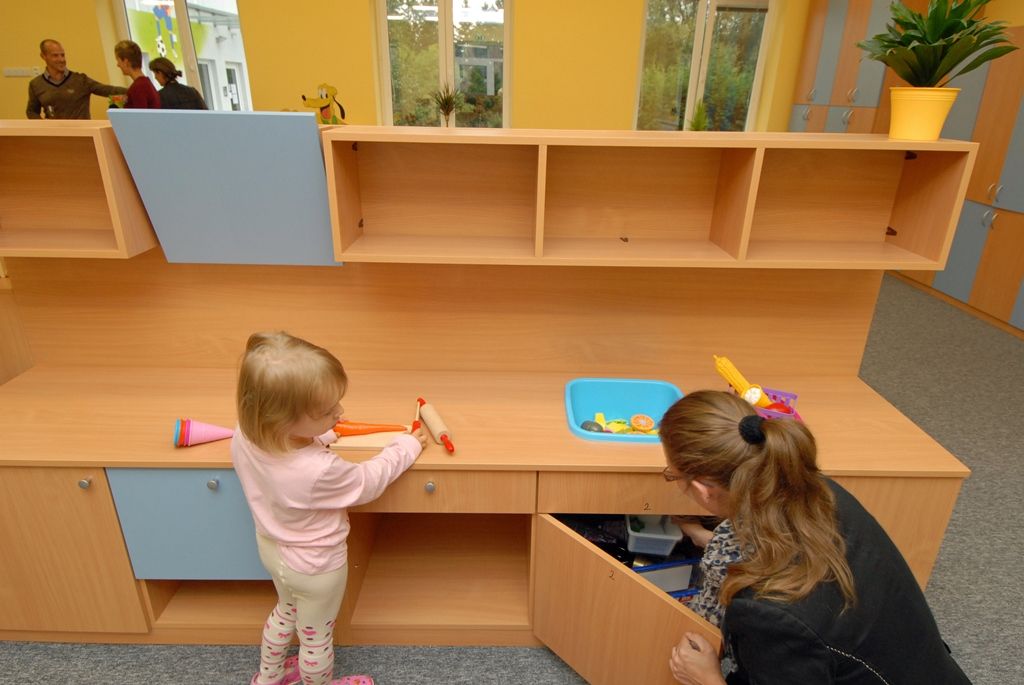 Dva nové pavilony se čtyřmi třídami pro 104 dětí začaly 1. září fungovat v areálu 54. mateřské školy ve Staniční ulici na Doubravce. Nová místa pokryla poptávku pro umístění dětí v mateřské škole z obvodu, navíc část kapacity využily i jiné městské části. Celkem má 54. mateřská škola osm tříd pro 208 žáků. Je sportovně zaměřená. Děti tady cvičí, hrají míčové a orientační hry, celoročně chodí plavat a bruslit. V porovnání s běžnou mateřskou školou tu mají děti až o 80 procent pohybu víc. Protože nad mateřskou školou převzali patronát plzeňští hokejoví indiáni, jsou nové pavilony postaveny v modrobílé barvě jako dresy hokejového klubu. Slavnostního otevření přístavby mateřské školy se za město zúčastnil ekonomický náměstek Martin Zrzavecký. (foto: 1.9.2014)