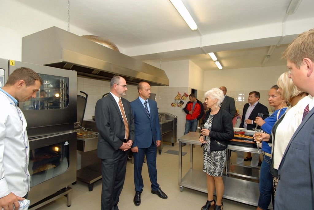 Dva nové pavilony se čtyřmi třídami pro 104 dětí začaly 1. září fungovat v areálu 54. mateřské školy ve Staniční ulici na Doubravce. Nová místa pokryla poptávku pro umístění dětí v mateřské škole z obvodu, navíc část kapacity využily i jiné městské části. Celkem má 54. mateřská škola osm tříd pro 208 žáků. Je sportovně zaměřená. Děti tady cvičí, hrají míčové a orientační hry, celoročně chodí plavat a bruslit. V porovnání s běžnou mateřskou školou tu mají děti až o 80 procent pohybu víc. Protože nad mateřskou školou převzali patronát plzeňští hokejoví indiáni, jsou nové pavilony postaveny v modrobílé barvě jako dresy hokejového klubu. Slavnostního otevření přístavby mateřské školy se za město zúčastnil ekonomický náměstek Martin Zrzavecký. (foto: 1.9.2014)
