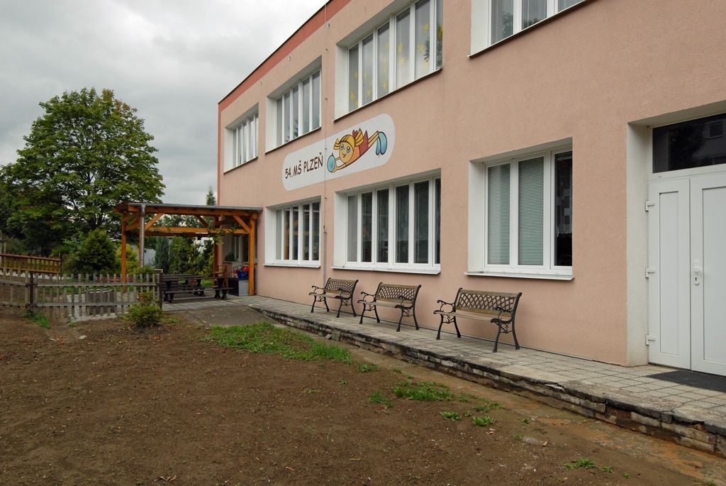 Dva nové pavilony se čtyřmi třídami pro 104 dětí začaly 1. září fungovat v areálu 54. mateřské školy ve Staniční ulici na Doubravce. Nová místa pokryla poptávku pro umístění dětí v mateřské škole z obvodu, navíc část kapacity využily i jiné městské části. Celkem má 54. mateřská škola osm tříd pro 208 žáků. Je sportovně zaměřená. Děti tady cvičí, hrají míčové a orientační hry, celoročně chodí plavat a bruslit. V porovnání s běžnou mateřskou školou tu mají děti až o 80 procent pohybu víc. Protože nad mateřskou školou převzali patronát plzeňští hokejoví indiáni, jsou nové pavilony postaveny v modrobílé barvě jako dresy hokejového klubu. Slavnostního otevření přístavby mateřské školy se za město zúčastnil ekonomický náměstek Martin Zrzavecký. (foto: 1.9.2014)