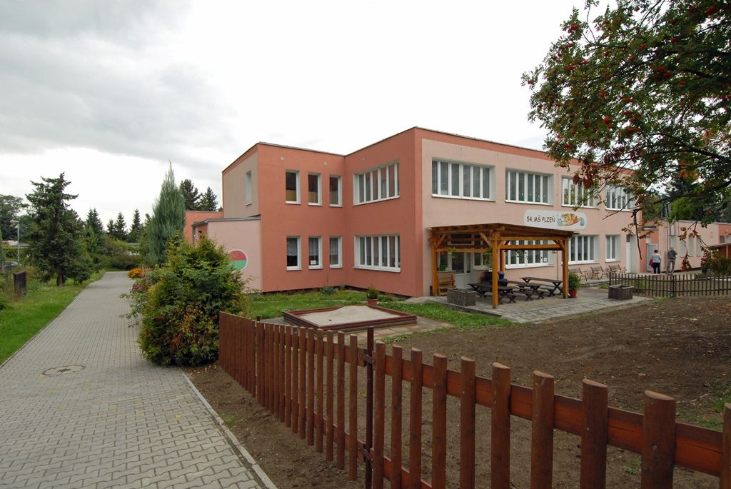 Dva nové pavilony se čtyřmi třídami pro 104 dětí začaly 1. září fungovat v areálu 54. mateřské školy ve Staniční ulici na Doubravce. Nová místa pokryla poptávku pro umístění dětí v mateřské škole z obvodu, navíc část kapacity využily i jiné městské části. Celkem má 54. mateřská škola osm tříd pro 208 žáků. Je sportovně zaměřená. Děti tady cvičí, hrají míčové a orientační hry, celoročně chodí plavat a bruslit. V porovnání s běžnou mateřskou školou tu mají děti až o 80 procent pohybu víc. Protože nad mateřskou školou převzali patronát plzeňští hokejoví indiáni, jsou nové pavilony postaveny v modrobílé barvě jako dresy hokejového klubu. Slavnostního otevření přístavby mateřské školy se za město zúčastnil ekonomický náměstek Martin Zrzavecký. (foto: 1.9.2014)