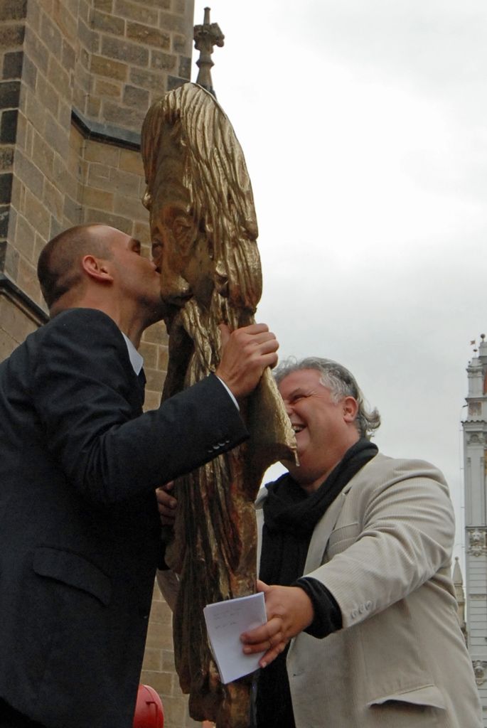 Před slavnostním otevřením Nového divadla prošel městem průvod Vendelín zahajující novou divadelní sezonu v Plzni. Zúčastnily se ho stovky zástupců plzeňských kulturních organizací, spolků, škol a přihlížejících Plzeňanů. Průvod osobně vedl současný ředitel Divadla J. K. Tyla Martin Otava na historickém hasičském voze. Z Proluky v Křižíkových sadech se herci, zpěváci a tanečníci vydali na náměstí Republiky, kde je pozdravil primátor Martin Baxa. „Nikdy nebylo v našem městě tak důležité kulturní období, jako je teď, protože nastává čas, kdy budeme Evropským hlavním městem kultury,“ uvedl primátor. (foto: 2.9.2014)