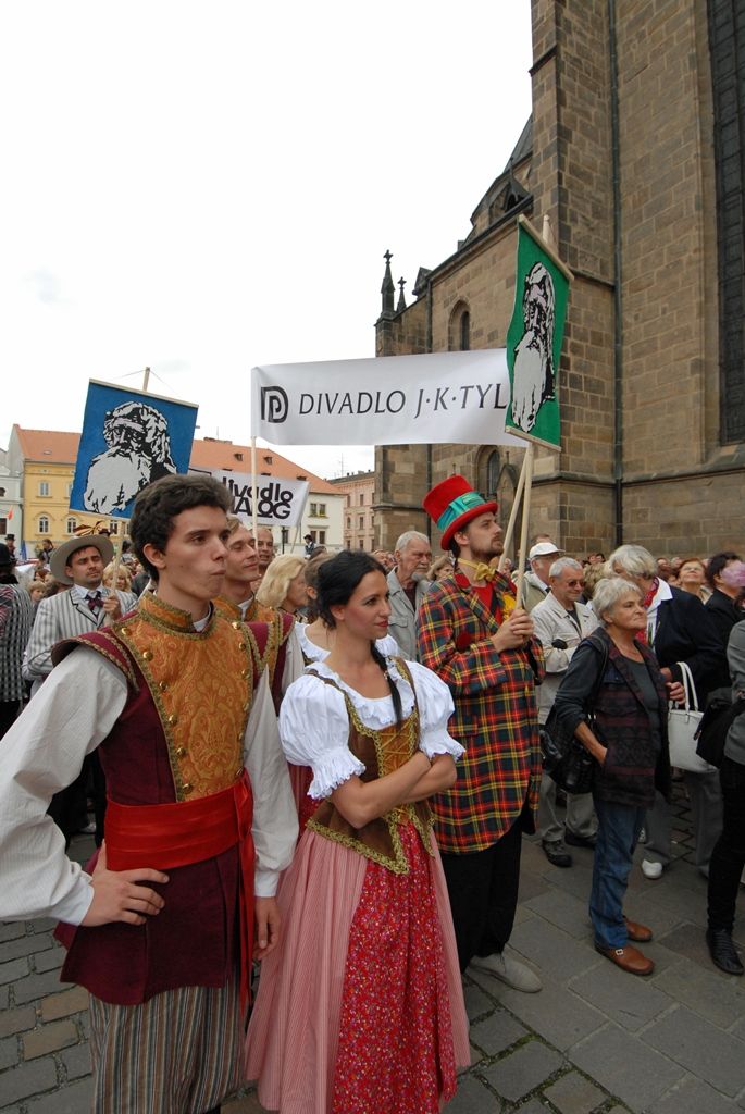 Před slavnostním otevřením Nového divadla prošel městem průvod Vendelín zahajující novou divadelní sezonu v Plzni. Zúčastnily se ho stovky zástupců plzeňských kulturních organizací, spolků, škol a přihlížejících Plzeňanů. Průvod osobně vedl současný ředitel Divadla J. K. Tyla Martin Otava na historickém hasičském voze. Z Proluky v Křižíkových sadech se herci, zpěváci a tanečníci vydali na náměstí Republiky, kde je pozdravil primátor Martin Baxa. „Nikdy nebylo v našem městě tak důležité kulturní období, jako je teď, protože nastává čas, kdy budeme Evropským hlavním městem kultury,“ uvedl primátor. (foto: 2.9.2014)