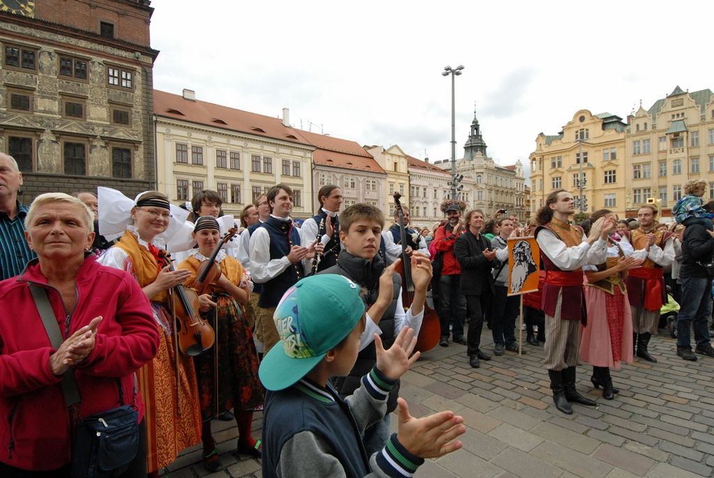 Před slavnostním otevřením Nového divadla prošel městem průvod Vendelín zahajující novou divadelní sezonu v Plzni. Zúčastnily se ho stovky zástupců plzeňských kulturních organizací, spolků, škol a přihlížejících Plzeňanů. Průvod osobně vedl současný ředitel Divadla J. K. Tyla Martin Otava na historickém hasičském voze. Z Proluky v Křižíkových sadech se herci, zpěváci a tanečníci vydali na náměstí Republiky, kde je pozdravil primátor Martin Baxa. „Nikdy nebylo v našem městě tak důležité kulturní období, jako je teď, protože nastává čas, kdy budeme Evropským hlavním městem kultury,“ uvedl primátor. (foto: 2.9.2014)