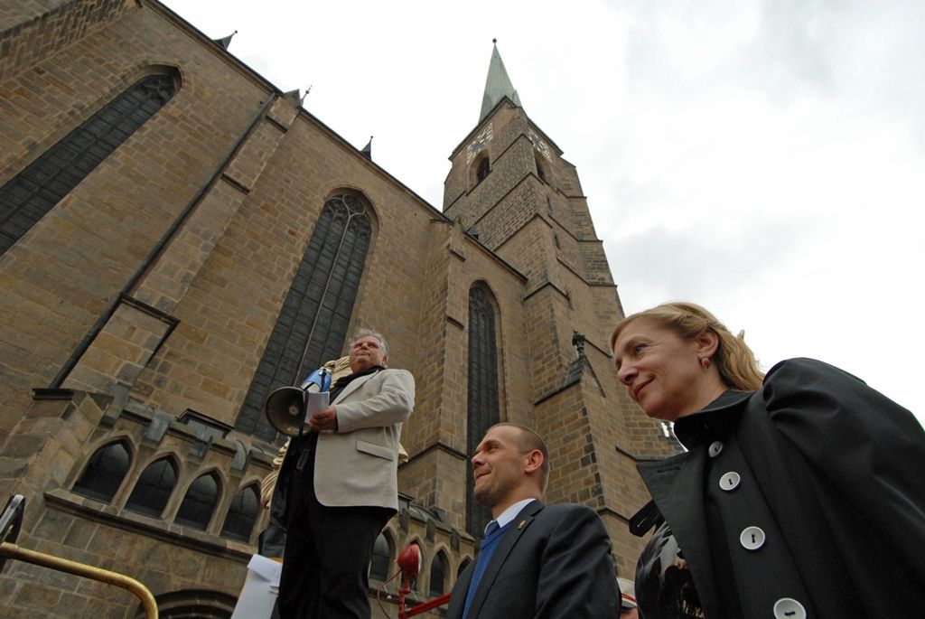 Před slavnostním otevřením Nového divadla prošel městem průvod Vendelín zahajující novou divadelní sezonu v Plzni. Zúčastnily se ho stovky zástupců plzeňských kulturních organizací, spolků, škol a přihlížejících Plzeňanů. Průvod osobně vedl současný ředitel Divadla J. K. Tyla Martin Otava na historickém hasičském voze. Z Proluky v Křižíkových sadech se herci, zpěváci a tanečníci vydali na náměstí Republiky, kde je pozdravil primátor Martin Baxa. „Nikdy nebylo v našem městě tak důležité kulturní období, jako je teď, protože nastává čas, kdy budeme Evropským hlavním městem kultury,“ uvedl primátor. (foto: 2.9.2014)