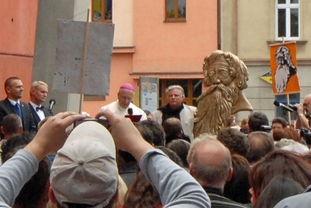 Před slavnostním otevřením Nového divadla prošel městem průvod Vendelín zahajující novou divadelní sezonu v Plzni. Zúčastnily se ho stovky zástupců plzeňských kulturních organizací, spolků, škol a přihlížejících Plzeňanů. Průvod osobně vedl současný ředitel Divadla J. K. Tyla Martin Otava na historickém hasičském voze. Z Proluky v Křižíkových sadech se herci, zpěváci a tanečníci vydali na náměstí Republiky, kde je pozdravil primátor Martin Baxa. „Nikdy nebylo v našem městě tak důležité kulturní období, jako je teď, protože nastává čas, kdy budeme Evropským hlavním městem kultury,“ uvedl primátor. (foto: 2.9.2014)