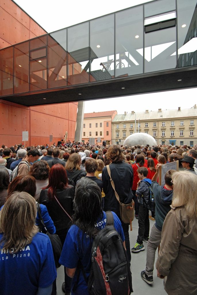 Před slavnostním otevřením Nového divadla prošel městem průvod Vendelín zahajující novou divadelní sezonu v Plzni. Zúčastnily se ho stovky zástupců plzeňských kulturních organizací, spolků, škol a přihlížejících Plzeňanů. Průvod osobně vedl současný ředitel Divadla J. K. Tyla Martin Otava na historickém hasičském voze. Z Proluky v Křižíkových sadech se herci, zpěváci a tanečníci vydali na náměstí Republiky, kde je pozdravil primátor Martin Baxa. „Nikdy nebylo v našem městě tak důležité kulturní období, jako je teď, protože nastává čas, kdy budeme Evropským hlavním městem kultury,“ uvedl primátor. (foto: 2.9.2014)