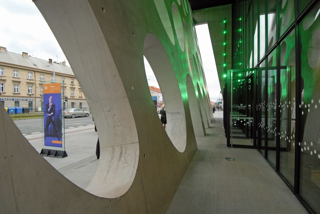 Včerejším (2.9.2014) slavnostním večerem město symbolicky předalo divadelníkům novou budovu, kterou nechalo postavit za dlouhodobě nevyhovující Komorní divadlo. Stalo se tak za účasti ministra kultury Daniela Hermana a ředitelů významných tuzemských divadelních scén. Mezi hosty nechyběla například ani Dagmar Havlová a další významné osobnosti české kulturní i politické scény. U střihání pásky přímo na jevišti se spolu se zástupci města, zhotovitele a projektantů sešli tři ředitelé divadla, nynější ředitel Martin Otava, Ilja Racek, který divadlo vedl do konce srpna letošního roku, a ředitel Národního divadla v Praze Jan Burian, který stál u zrodu výstavby Nového divadla.
