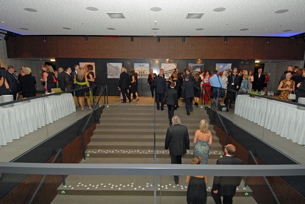 Včerejším (2.9.2014) slavnostním večerem město symbolicky předalo divadelníkům novou budovu, kterou nechalo postavit za dlouhodobě nevyhovující Komorní divadlo. Stalo se tak za účasti ministra kultury Daniela Hermana a ředitelů významných tuzemských divadelních scén. Mezi hosty nechyběla například ani Dagmar Havlová a další významné osobnosti české kulturní i politické scény. U střihání pásky přímo na jevišti se spolu se zástupci města, zhotovitele a projektantů sešli tři ředitelé divadla, nynější ředitel Martin Otava, Ilja Racek, který divadlo vedl do konce srpna letošního roku, a ředitel Národního divadla v Praze Jan Burian, který stál u zrodu výstavby Nového divadla.