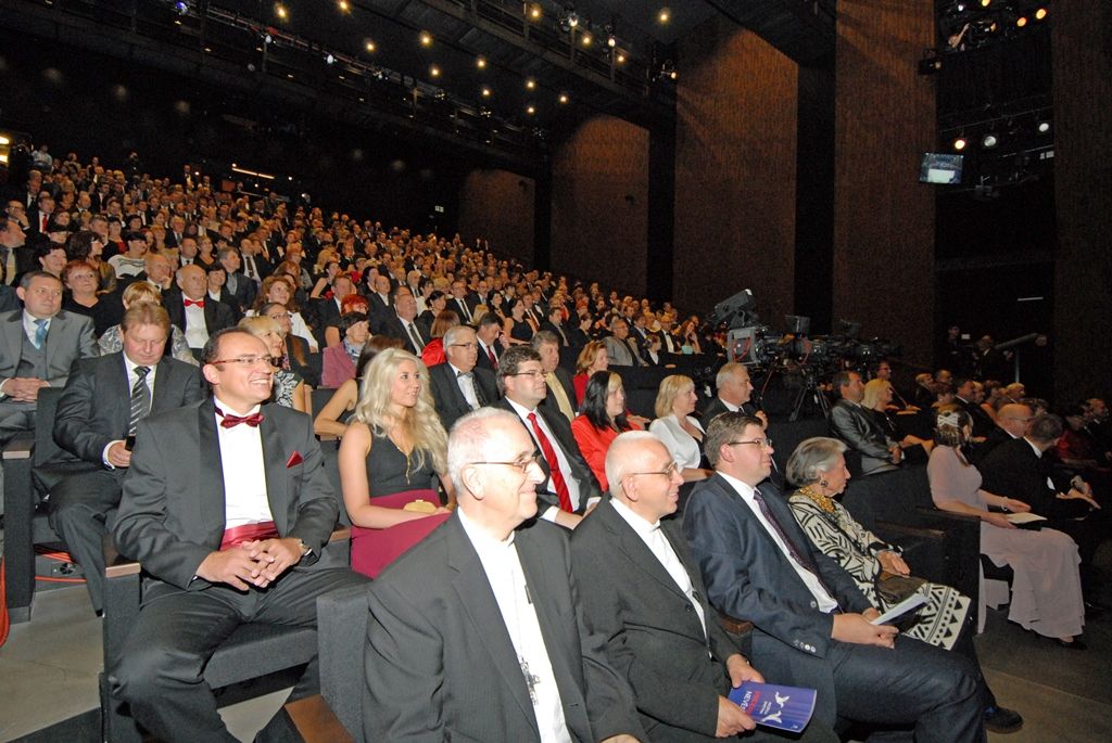 Včerejším (2.9.2014) slavnostním večerem město symbolicky předalo divadelníkům novou budovu, kterou nechalo postavit za dlouhodobě nevyhovující Komorní divadlo. Stalo se tak za účasti ministra kultury Daniela Hermana a ředitelů významných tuzemských divadelních scén. Mezi hosty nechyběla například ani Dagmar Havlová a další významné osobnosti české kulturní i politické scény. U střihání pásky přímo na jevišti se spolu se zástupci města, zhotovitele a projektantů sešli tři ředitelé divadla, nynější ředitel Martin Otava, Ilja Racek, který divadlo vedl do konce srpna letošního roku, a ředitel Národního divadla v Praze Jan Burian, který stál u zrodu výstavby Nového divadla.