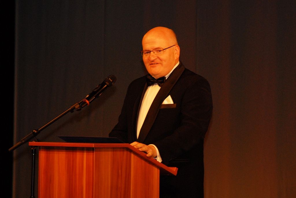 Včerejším (2.9.2014) slavnostním večerem město symbolicky předalo divadelníkům novou budovu, kterou nechalo postavit za dlouhodobě nevyhovující Komorní divadlo. Stalo se tak za účasti ministra kultury Daniela Hermana a ředitelů významných tuzemských divadelních scén. Mezi hosty nechyběla například ani Dagmar Havlová a další významné osobnosti české kulturní i politické scény. U střihání pásky přímo na jevišti se spolu se zástupci města, zhotovitele a projektantů sešli tři ředitelé divadla, nynější ředitel Martin Otava, Ilja Racek, který divadlo vedl do konce srpna letošního roku, a ředitel Národního divadla v Praze Jan Burian, který stál u zrodu výstavby Nového divadla.