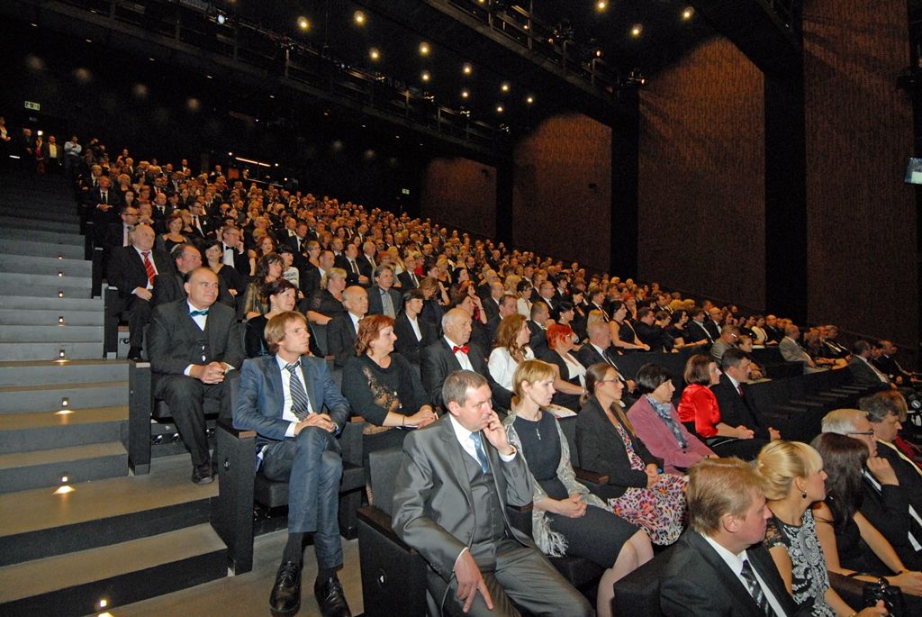 Včerejším (2.9.2014) slavnostním večerem město symbolicky předalo divadelníkům novou budovu, kterou nechalo postavit za dlouhodobě nevyhovující Komorní divadlo. Stalo se tak za účasti ministra kultury Daniela Hermana a ředitelů významných tuzemských divadelních scén. Mezi hosty nechyběla například ani Dagmar Havlová a další významné osobnosti české kulturní i politické scény. U střihání pásky přímo na jevišti se spolu se zástupci města, zhotovitele a projektantů sešli tři ředitelé divadla, nynější ředitel Martin Otava, Ilja Racek, který divadlo vedl do konce srpna letošního roku, a ředitel Národního divadla v Praze Jan Burian, který stál u zrodu výstavby Nového divadla.