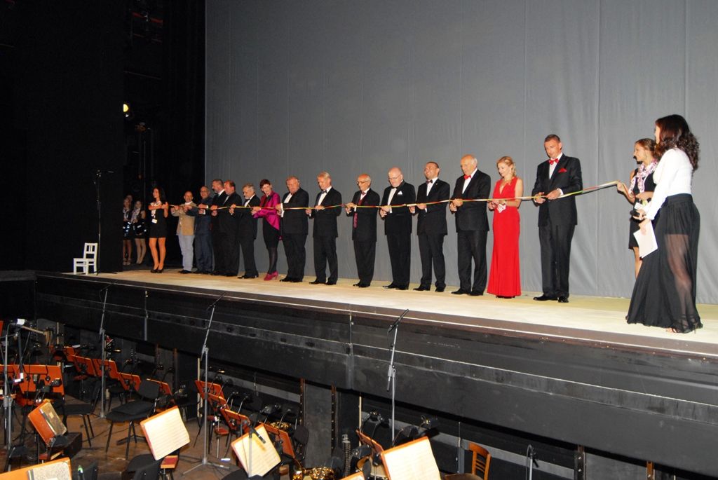 Včerejším (2.9.2014) slavnostním večerem město symbolicky předalo divadelníkům novou budovu, kterou nechalo postavit za dlouhodobě nevyhovující Komorní divadlo. Stalo se tak za účasti ministra kultury Daniela Hermana a ředitelů významných tuzemských divadelních scén. Mezi hosty nechyběla například ani Dagmar Havlová a další významné osobnosti české kulturní i politické scény. U střihání pásky přímo na jevišti se spolu se zástupci města, zhotovitele a projektantů sešli tři ředitelé divadla, nynější ředitel Martin Otava, Ilja Racek, který divadlo vedl do konce srpna letošního roku, a ředitel Národního divadla v Praze Jan Burian, který stál u zrodu výstavby Nového divadla.