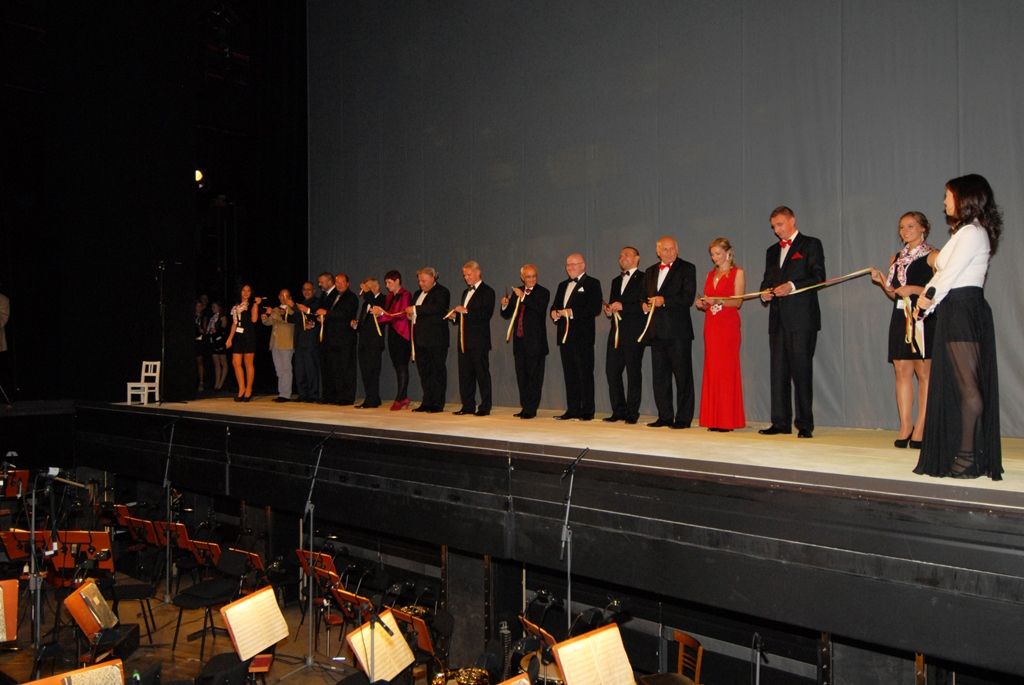 Včerejším (2.9.2014) slavnostním večerem město symbolicky předalo divadelníkům novou budovu, kterou nechalo postavit za dlouhodobě nevyhovující Komorní divadlo. Stalo se tak za účasti ministra kultury Daniela Hermana a ředitelů významných tuzemských divadelních scén. Mezi hosty nechyběla například ani Dagmar Havlová a další významné osobnosti české kulturní i politické scény. U střihání pásky přímo na jevišti se spolu se zástupci města, zhotovitele a projektantů sešli tři ředitelé divadla, nynější ředitel Martin Otava, Ilja Racek, který divadlo vedl do konce srpna letošního roku, a ředitel Národního divadla v Praze Jan Burian, který stál u zrodu výstavby Nového divadla.