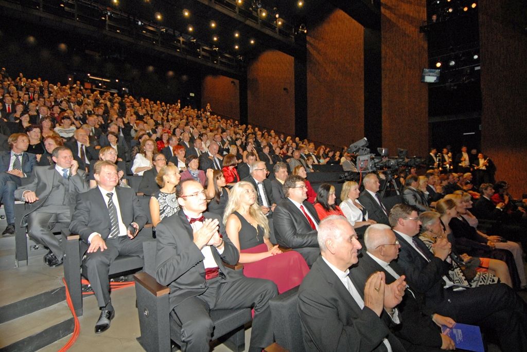 Včerejším (2.9.2014) slavnostním večerem město symbolicky předalo divadelníkům novou budovu, kterou nechalo postavit za dlouhodobě nevyhovující Komorní divadlo. Stalo se tak za účasti ministra kultury Daniela Hermana a ředitelů významných tuzemských divadelních scén. Mezi hosty nechyběla například ani Dagmar Havlová a další významné osobnosti české kulturní i politické scény. U střihání pásky přímo na jevišti se spolu se zástupci města, zhotovitele a projektantů sešli tři ředitelé divadla, nynější ředitel Martin Otava, Ilja Racek, který divadlo vedl do konce srpna letošního roku, a ředitel Národního divadla v Praze Jan Burian, který stál u zrodu výstavby Nového divadla.