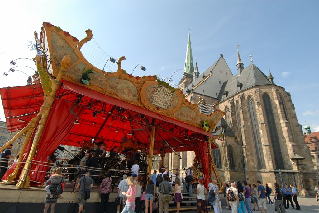 Magický výtvarný kolotoč Le Manège Carré Sénart z Francie v Plzni