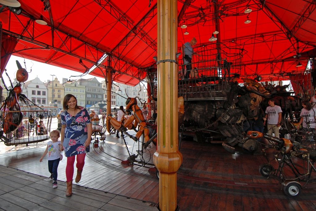 „Manéž je zážitkem pro každého, kdo do jejího světa vstoupí,“ zve umělecký šéf společnosti Plzeň 2015 Petr Forman k návštěvě výtvarného kolotoče na náměstí Republiky. „Do města, jehož rodáci položili základ světovému loutkářství a animovanému filmu, se vrací toto umění ve své vrcholné podobě rozvinuté tvůrci z Evropy, kteří se dílem našich mistrů nechali inspirovat. Spojení technologie, fantazie, hravosti a imaginace je určitě důležitým impulsem pro každého mladého či staršího návštěvníka k jeho dalšímu rozvoji. Fantazijní svět ožívající díky návštěvníkům symbolizuje změny, které lidé v Plzni během příštího roku zažijí či sami vytvoří,“ vysvětluje Petr Forman, proč vybral francouzskou atrakci kombinující zábavu s tajuplným světem oživlých loutek a precizním technickým zpracováním. (foto: 5.9.2014)