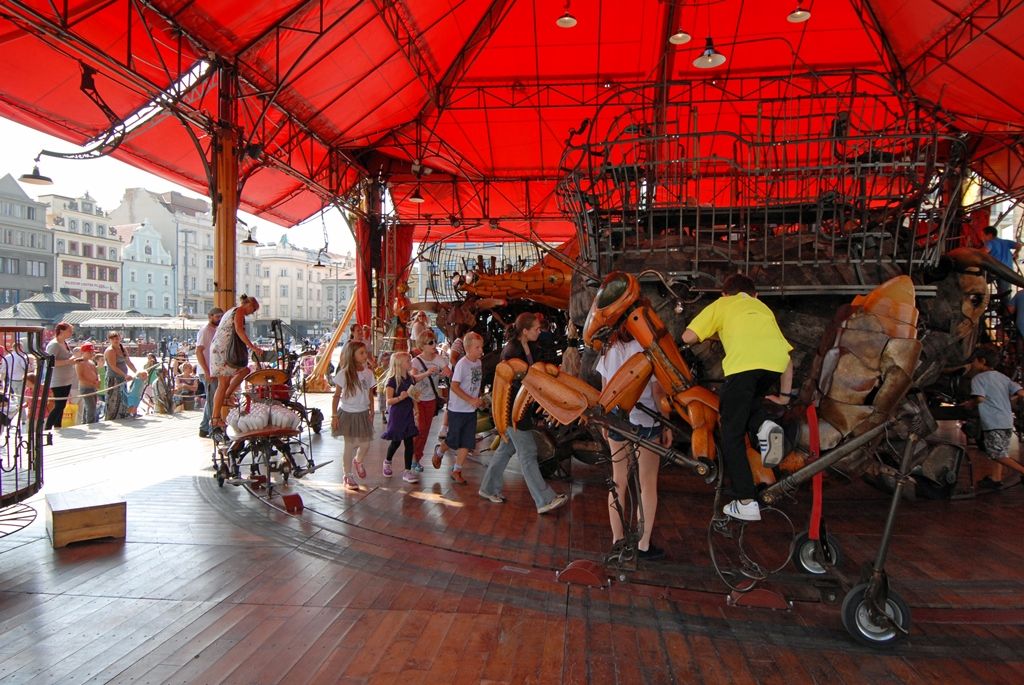 „Manéž je zážitkem pro každého, kdo do jejího světa vstoupí,“ zve umělecký šéf společnosti Plzeň 2015 Petr Forman k návštěvě výtvarného kolotoče na náměstí Republiky. „Do města, jehož rodáci položili základ světovému loutkářství a animovanému filmu, se vrací toto umění ve své vrcholné podobě rozvinuté tvůrci z Evropy, kteří se dílem našich mistrů nechali inspirovat. Spojení technologie, fantazie, hravosti a imaginace je určitě důležitým impulsem pro každého mladého či staršího návštěvníka k jeho dalšímu rozvoji. Fantazijní svět ožívající díky návštěvníkům symbolizuje změny, které lidé v Plzni během příštího roku zažijí či sami vytvoří,“ vysvětluje Petr Forman, proč vybral francouzskou atrakci kombinující zábavu s tajuplným světem oživlých loutek a precizním technickým zpracováním. (foto: 5.9.2014)