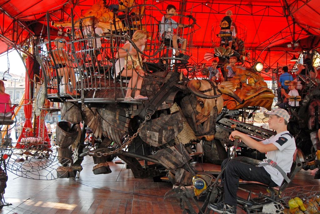 „Manéž je zážitkem pro každého, kdo do jejího světa vstoupí,“ zve umělecký šéf společnosti Plzeň 2015 Petr Forman k návštěvě výtvarného kolotoče na náměstí Republiky. „Do města, jehož rodáci položili základ světovému loutkářství a animovanému filmu, se vrací toto umění ve své vrcholné podobě rozvinuté tvůrci z Evropy, kteří se dílem našich mistrů nechali inspirovat. Spojení technologie, fantazie, hravosti a imaginace je určitě důležitým impulsem pro každého mladého či staršího návštěvníka k jeho dalšímu rozvoji. Fantazijní svět ožívající díky návštěvníkům symbolizuje změny, které lidé v Plzni během příštího roku zažijí či sami vytvoří,“ vysvětluje Petr Forman, proč vybral francouzskou atrakci kombinující zábavu s tajuplným světem oživlých loutek a precizním technickým zpracováním. (foto: 5.9.2014)