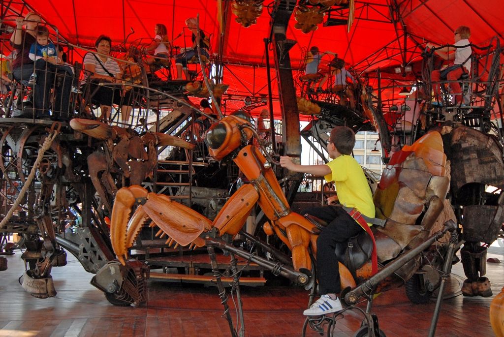 „Manéž je zážitkem pro každého, kdo do jejího světa vstoupí,“ zve umělecký šéf společnosti Plzeň 2015 Petr Forman k návštěvě výtvarného kolotoče na náměstí Republiky. „Do města, jehož rodáci položili základ světovému loutkářství a animovanému filmu, se vrací toto umění ve své vrcholné podobě rozvinuté tvůrci z Evropy, kteří se dílem našich mistrů nechali inspirovat. Spojení technologie, fantazie, hravosti a imaginace je určitě důležitým impulsem pro každého mladého či staršího návštěvníka k jeho dalšímu rozvoji. Fantazijní svět ožívající díky návštěvníkům symbolizuje změny, které lidé v Plzni během příštího roku zažijí či sami vytvoří,“ vysvětluje Petr Forman, proč vybral francouzskou atrakci kombinující zábavu s tajuplným světem oživlých loutek a precizním technickým zpracováním. (foto: 5.9.2014)