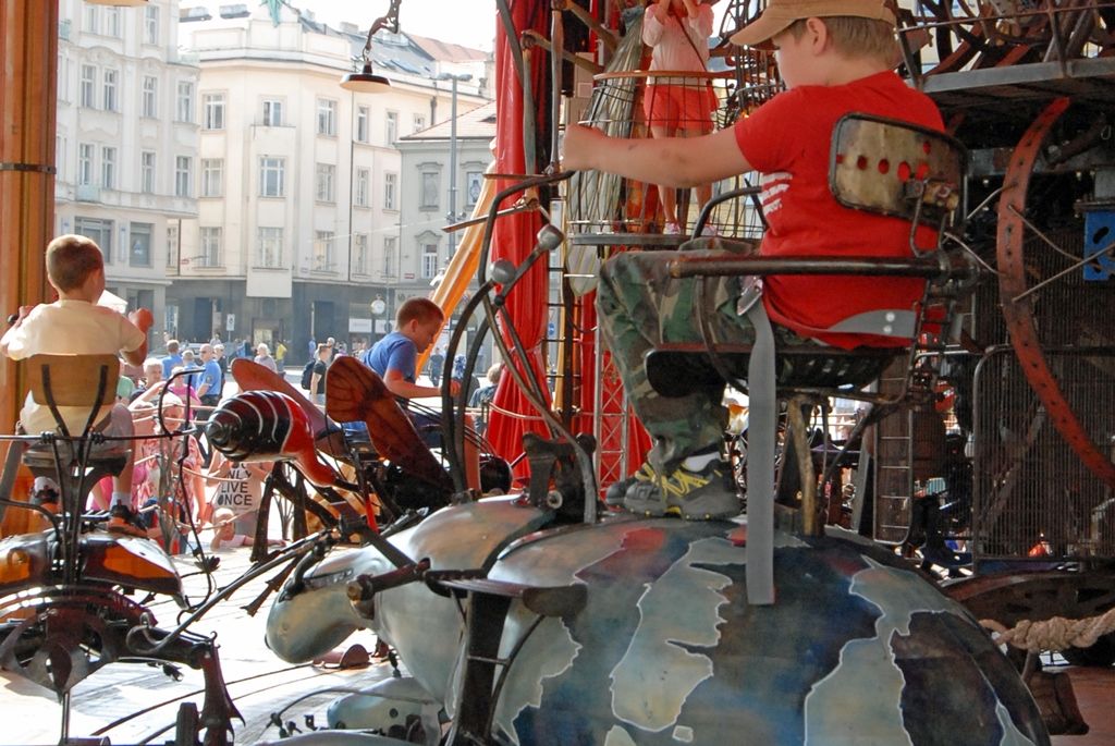 „Manéž je zážitkem pro každého, kdo do jejího světa vstoupí,“ zve umělecký šéf společnosti Plzeň 2015 Petr Forman k návštěvě výtvarného kolotoče na náměstí Republiky. „Do města, jehož rodáci položili základ světovému loutkářství a animovanému filmu, se vrací toto umění ve své vrcholné podobě rozvinuté tvůrci z Evropy, kteří se dílem našich mistrů nechali inspirovat. Spojení technologie, fantazie, hravosti a imaginace je určitě důležitým impulsem pro každého mladého či staršího návštěvníka k jeho dalšímu rozvoji. Fantazijní svět ožívající díky návštěvníkům symbolizuje změny, které lidé v Plzni během příštího roku zažijí či sami vytvoří,“ vysvětluje Petr Forman, proč vybral francouzskou atrakci kombinující zábavu s tajuplným světem oživlých loutek a precizním technickým zpracováním. (foto: 5.9.2014)