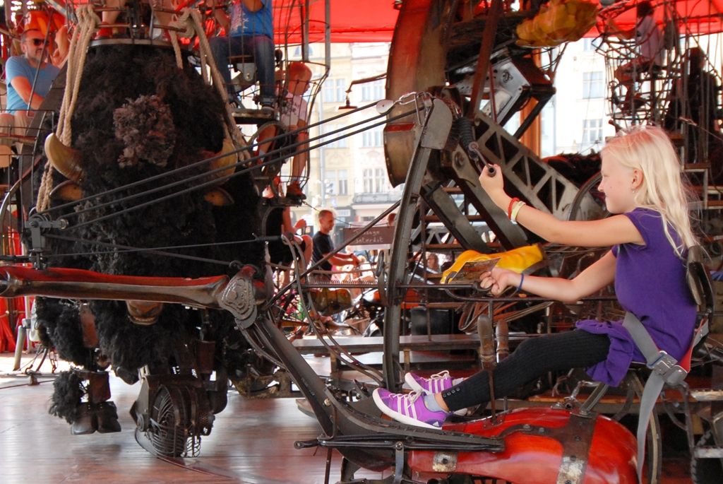 „Manéž je zážitkem pro každého, kdo do jejího světa vstoupí,“ zve umělecký šéf společnosti Plzeň 2015 Petr Forman k návštěvě výtvarného kolotoče na náměstí Republiky. „Do města, jehož rodáci položili základ světovému loutkářství a animovanému filmu, se vrací toto umění ve své vrcholné podobě rozvinuté tvůrci z Evropy, kteří se dílem našich mistrů nechali inspirovat. Spojení technologie, fantazie, hravosti a imaginace je určitě důležitým impulsem pro každého mladého či staršího návštěvníka k jeho dalšímu rozvoji. Fantazijní svět ožívající díky návštěvníkům symbolizuje změny, které lidé v Plzni během příštího roku zažijí či sami vytvoří,“ vysvětluje Petr Forman, proč vybral francouzskou atrakci kombinující zábavu s tajuplným světem oživlých loutek a precizním technickým zpracováním. (foto: 5.9.2014)