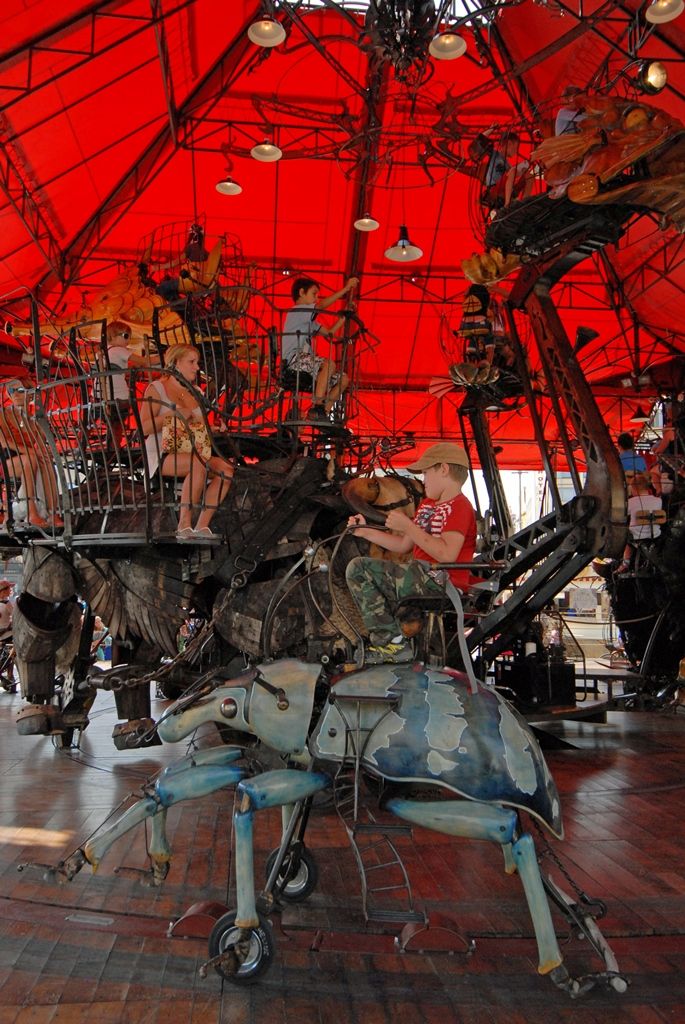 „Manéž je zážitkem pro každého, kdo do jejího světa vstoupí,“ zve umělecký šéf společnosti Plzeň 2015 Petr Forman k návštěvě výtvarného kolotoče na náměstí Republiky. „Do města, jehož rodáci položili základ světovému loutkářství a animovanému filmu, se vrací toto umění ve své vrcholné podobě rozvinuté tvůrci z Evropy, kteří se dílem našich mistrů nechali inspirovat. Spojení technologie, fantazie, hravosti a imaginace je určitě důležitým impulsem pro každého mladého či staršího návštěvníka k jeho dalšímu rozvoji. Fantazijní svět ožívající díky návštěvníkům symbolizuje změny, které lidé v Plzni během příštího roku zažijí či sami vytvoří,“ vysvětluje Petr Forman, proč vybral francouzskou atrakci kombinující zábavu s tajuplným světem oživlých loutek a precizním technickým zpracováním. (foto: 5.9.2014)