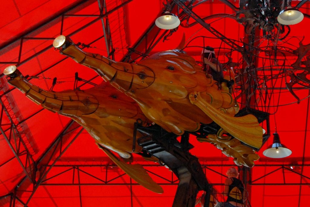 „Manéž je zážitkem pro každého, kdo do jejího světa vstoupí,“ zve umělecký šéf společnosti Plzeň 2015 Petr Forman k návštěvě výtvarného kolotoče na náměstí Republiky. „Do města, jehož rodáci položili základ světovému loutkářství a animovanému filmu, se vrací toto umění ve své vrcholné podobě rozvinuté tvůrci z Evropy, kteří se dílem našich mistrů nechali inspirovat. Spojení technologie, fantazie, hravosti a imaginace je určitě důležitým impulsem pro každého mladého či staršího návštěvníka k jeho dalšímu rozvoji. Fantazijní svět ožívající díky návštěvníkům symbolizuje změny, které lidé v Plzni během příštího roku zažijí či sami vytvoří,“ vysvětluje Petr Forman, proč vybral francouzskou atrakci kombinující zábavu s tajuplným světem oživlých loutek a precizním technickým zpracováním. (foto: 5.9.2014)