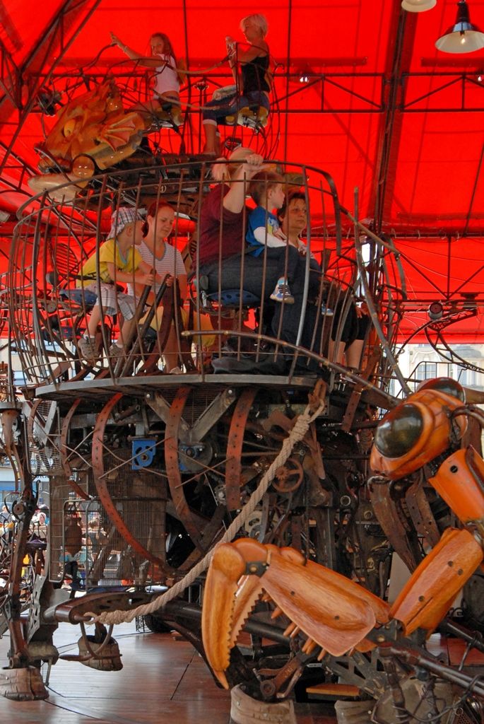 „Manéž je zážitkem pro každého, kdo do jejího světa vstoupí,“ zve umělecký šéf společnosti Plzeň 2015 Petr Forman k návštěvě výtvarného kolotoče na náměstí Republiky. „Do města, jehož rodáci položili základ světovému loutkářství a animovanému filmu, se vrací toto umění ve své vrcholné podobě rozvinuté tvůrci z Evropy, kteří se dílem našich mistrů nechali inspirovat. Spojení technologie, fantazie, hravosti a imaginace je určitě důležitým impulsem pro každého mladého či staršího návštěvníka k jeho dalšímu rozvoji. Fantazijní svět ožívající díky návštěvníkům symbolizuje změny, které lidé v Plzni během příštího roku zažijí či sami vytvoří,“ vysvětluje Petr Forman, proč vybral francouzskou atrakci kombinující zábavu s tajuplným světem oživlých loutek a precizním technickým zpracováním. (foto: 5.9.2014)