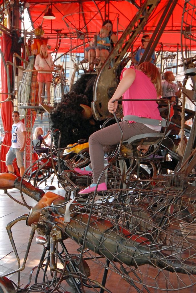 „Manéž je zážitkem pro každého, kdo do jejího světa vstoupí,“ zve umělecký šéf společnosti Plzeň 2015 Petr Forman k návštěvě výtvarného kolotoče na náměstí Republiky. „Do města, jehož rodáci položili základ světovému loutkářství a animovanému filmu, se vrací toto umění ve své vrcholné podobě rozvinuté tvůrci z Evropy, kteří se dílem našich mistrů nechali inspirovat. Spojení technologie, fantazie, hravosti a imaginace je určitě důležitým impulsem pro každého mladého či staršího návštěvníka k jeho dalšímu rozvoji. Fantazijní svět ožívající díky návštěvníkům symbolizuje změny, které lidé v Plzni během příštího roku zažijí či sami vytvoří,“ vysvětluje Petr Forman, proč vybral francouzskou atrakci kombinující zábavu s tajuplným světem oživlých loutek a precizním technickým zpracováním. (foto: 5.9.2014)