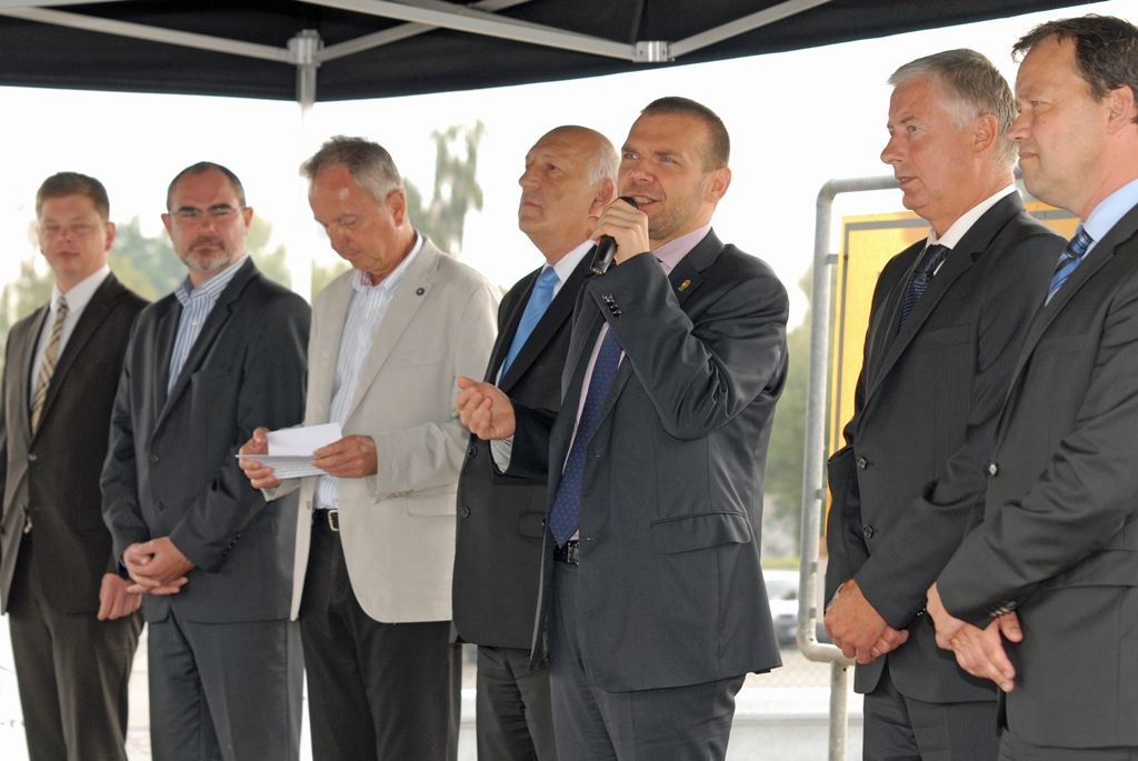 Dnes (9.9.2014) otevřený úsek západního okruhu Domažlická – Křimická navazuje na již vybudovaný úsek nulté etapy Domažlická - Vejprnická. Komunikace dlouhá 2,1 kilometru se třemi mosty vede z Nové Hospody přes zadní Skvrňany do Křimic. Celkové náklady stavebních prací činily 870 milionů korun. Město Plzeň se podílelo částkou ve výši 220 milionů korun.