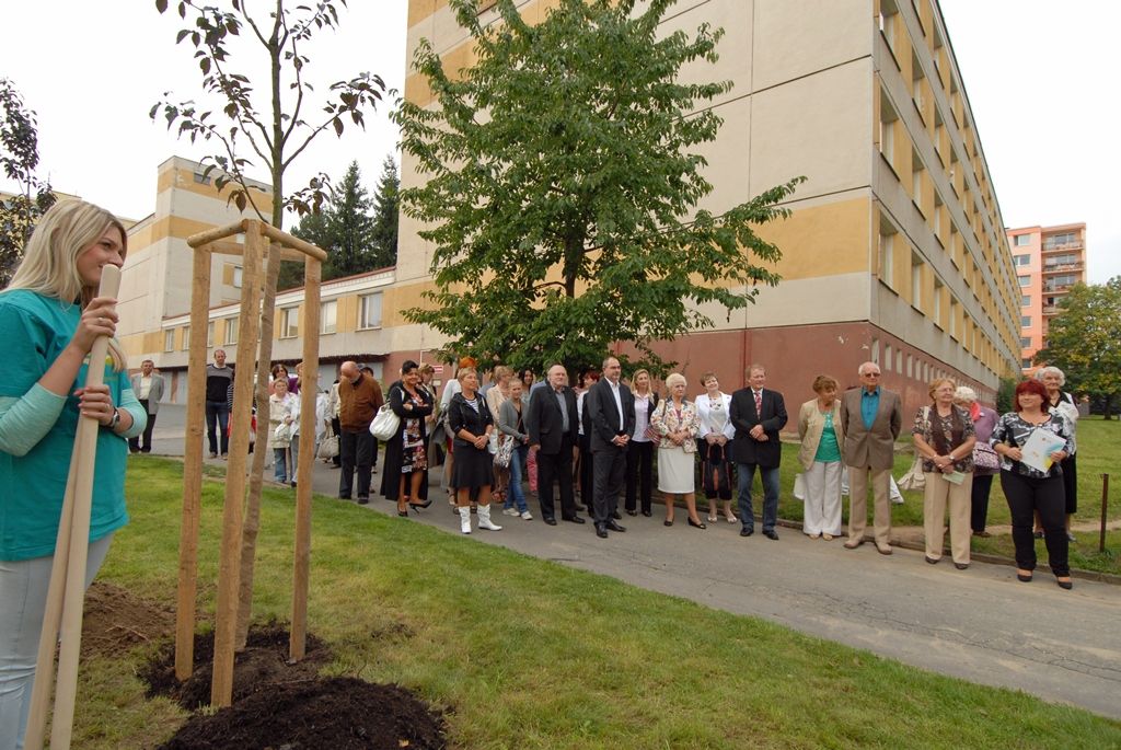 Regionální dobrovolnické centrum TOTEM zahájilo třetí sezonu svých aktivit v nově opravených prostorách v Kaznějovské ulici v Bolevci. Při této příležitosti poděkovalo svým klientům a partnerům za podporu a spolupráci při budování mezigeneračního centra, které především na bázi dobrovolnictví připravuje aktivity pro všechny věkové kategorie. Akce byla zahájena vysázením dvou stromů v blízkosti budovy, když staré musely být během rekonstrukce poraženy, a proto si spolek vzal za cíl nové stromy vysadit. Šlo také o první z „15 totemových zastavení“, které centrum pro nadcházející sezonu připravilo. (foto: 10.9.2014)