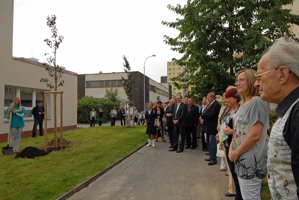 Regionální dobrovolnické centrum TOTEM zahájilo třetí sezonu svých aktivit v nově opravených prostorách v Kaznějovské ulici v Bolevci. Při této příležitosti poděkovalo svým klientům a partnerům za podporu a spolupráci při budování mezigeneračního centra, které především na bázi dobrovolnictví připravuje aktivity pro všechny věkové kategorie. Akce byla zahájena vysázením dvou stromů v blízkosti budovy, když staré musely být během rekonstrukce poraženy, a proto si spolek vzal za cíl nové stromy vysadit. Šlo také o první z „15 totemových zastavení“, které centrum pro nadcházející sezonu připravilo. (foto: 10.9.2014)
