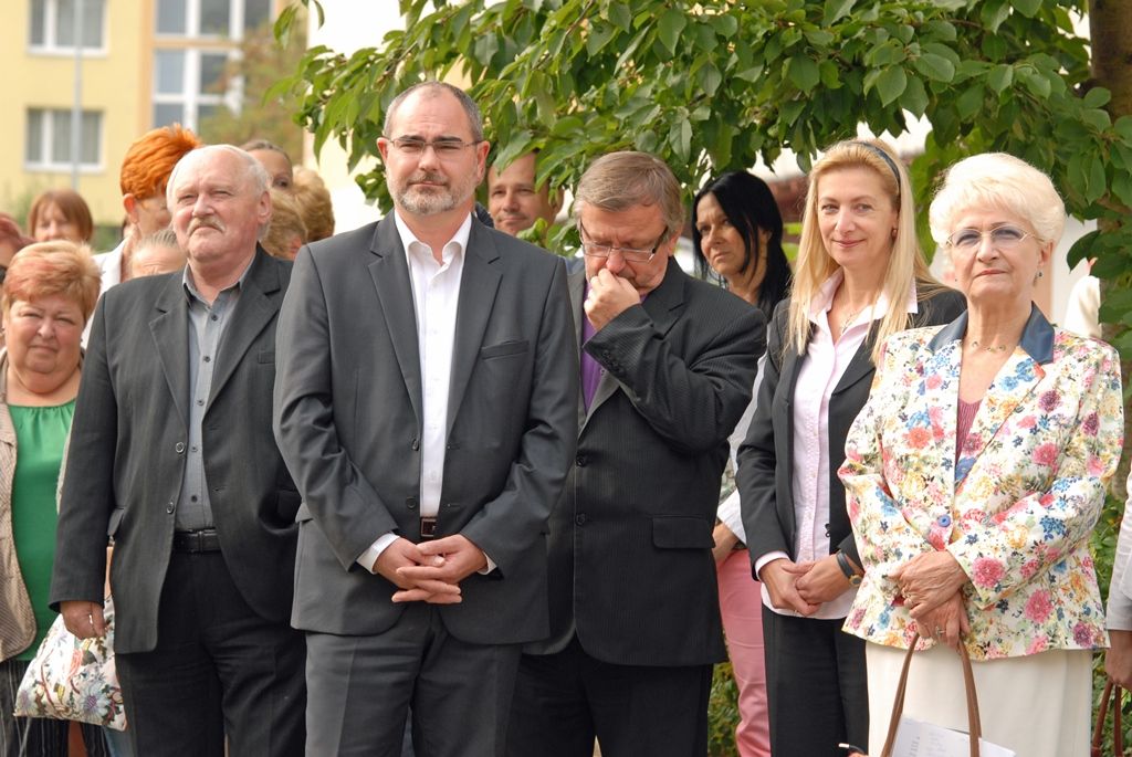 Regionální dobrovolnické centrum TOTEM zahájilo třetí sezonu svých aktivit v nově opravených prostorách v Kaznějovské ulici v Bolevci. Při této příležitosti poděkovalo svým klientům a partnerům za podporu a spolupráci při budování mezigeneračního centra, které především na bázi dobrovolnictví připravuje aktivity pro všechny věkové kategorie. Akce byla zahájena vysázením dvou stromů v blízkosti budovy, když staré musely být během rekonstrukce poraženy, a proto si spolek vzal za cíl nové stromy vysadit. Šlo také o první z „15 totemových zastavení“, které centrum pro nadcházející sezonu připravilo. (foto: 10.9.2014)
