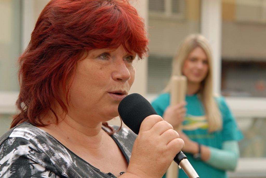 Regionální dobrovolnické centrum TOTEM zahájilo třetí sezonu svých aktivit v nově opravených prostorách v Kaznějovské ulici v Bolevci. Při této příležitosti poděkovalo svým klientům a partnerům za podporu a spolupráci při budování mezigeneračního centra, které především na bázi dobrovolnictví připravuje aktivity pro všechny věkové kategorie. Akce byla zahájena vysázením dvou stromů v blízkosti budovy, když staré musely být během rekonstrukce poraženy, a proto si spolek vzal za cíl nové stromy vysadit. Šlo také o první z „15 totemových zastavení“, které centrum pro nadcházející sezonu připravilo. (foto: 10.9.2014)