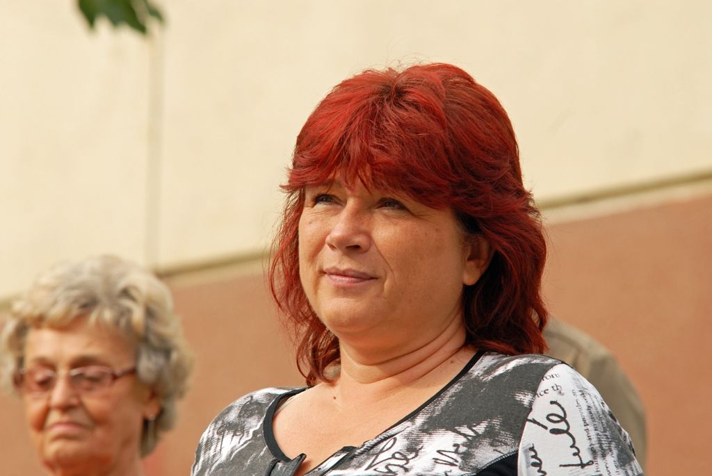 Regionální dobrovolnické centrum TOTEM zahájilo třetí sezonu svých aktivit v nově opravených prostorách v Kaznějovské ulici v Bolevci. Při této příležitosti poděkovalo svým klientům a partnerům za podporu a spolupráci při budování mezigeneračního centra, které především na bázi dobrovolnictví připravuje aktivity pro všechny věkové kategorie. Akce byla zahájena vysázením dvou stromů v blízkosti budovy, když staré musely být během rekonstrukce poraženy, a proto si spolek vzal za cíl nové stromy vysadit. Šlo také o první z „15 totemových zastavení“, které centrum pro nadcházející sezonu připravilo. (foto: 10.9.2014)