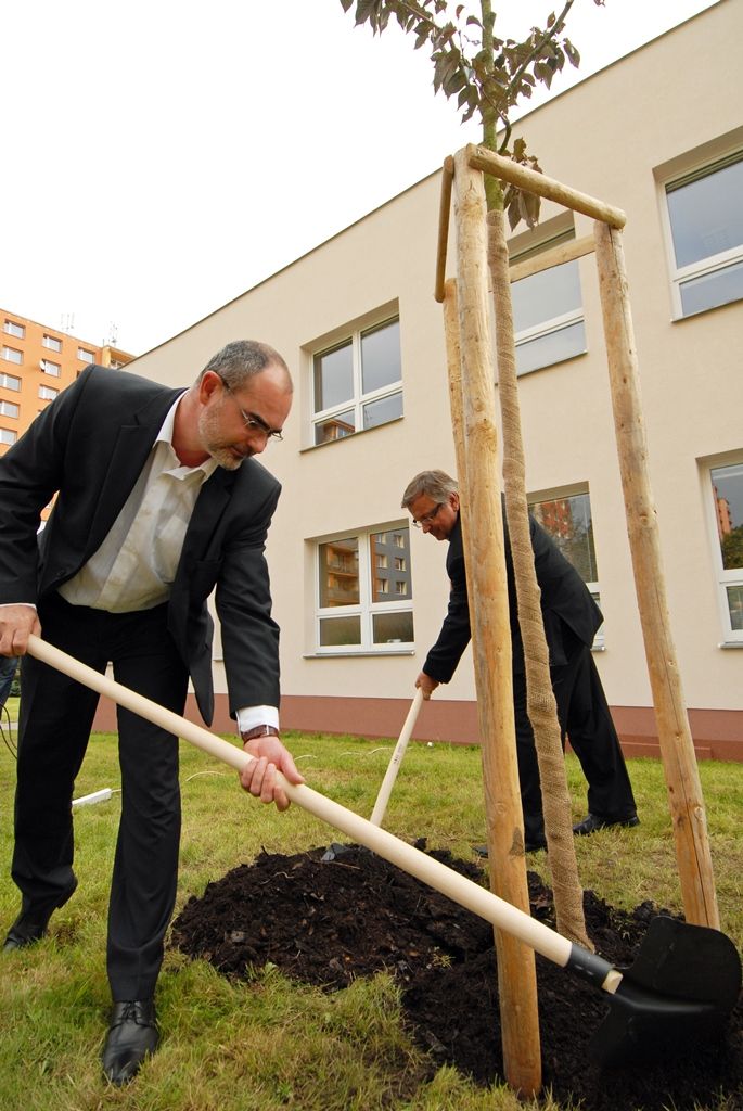 Regionální dobrovolnické centrum TOTEM zahájilo třetí sezonu svých aktivit v nově opravených prostorách v Kaznějovské ulici v Bolevci. Při této příležitosti poděkovalo svým klientům a partnerům za podporu a spolupráci při budování mezigeneračního centra, které především na bázi dobrovolnictví připravuje aktivity pro všechny věkové kategorie. Akce byla zahájena vysázením dvou stromů v blízkosti budovy, když staré musely být během rekonstrukce poraženy, a proto si spolek vzal za cíl nové stromy vysadit. Šlo také o první z „15 totemových zastavení“, které centrum pro nadcházející sezonu připravilo. (foto: 10.9.2014)
