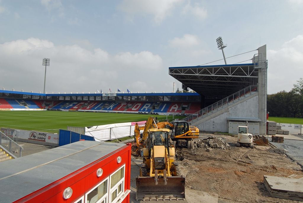 Na stadionu ve Štruncových sadech se buduje chybějící modul jižní tribuny. Na rozdíl od ostatních zde vznikne zázemí pro dvě televizní studia. Postaven má být do konce tohoto roku za zhruba 16 milionů korun. Jeho dostavbou se zvýší divácká kapacita stadionu o 300 nových míst. (foto: 9.9.2014)
