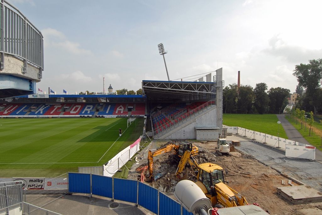 Na stadionu ve Štruncových sadech se buduje chybějící modul jižní tribuny. Na rozdíl od ostatních zde vznikne zázemí pro dvě televizní studia. Postaven má být do konce tohoto roku za zhruba 16 milionů korun. Jeho dostavbou se zvýší divácká kapacita stadionu o 300 nových míst. (foto: 9.9.2014)