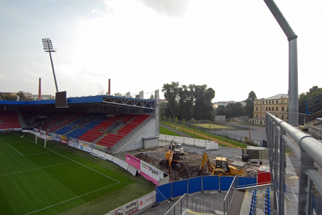 Na stadionu ve Štruncových sadech se buduje chybějící modul jižní tribuny. Na rozdíl od ostatních zde vznikne zázemí pro dvě televizní studia. Postaven má být do konce tohoto roku za zhruba 16 milionů korun. Jeho dostavbou se zvýší divácká kapacita stadionu o 300 nových míst. (foto: 9.9.2014)