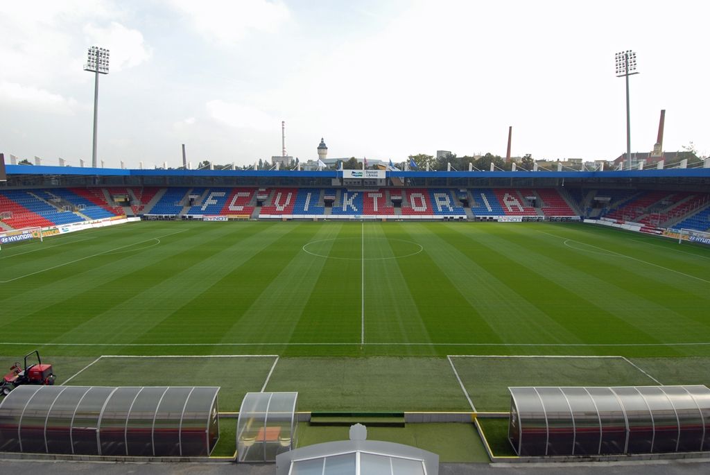 Na stadionu ve Štruncových sadech se buduje chybějící modul jižní tribuny. Na rozdíl od ostatních zde vznikne zázemí pro dvě televizní studia. Postaven má být do konce tohoto roku za zhruba 16 milionů korun. Jeho dostavbou se zvýší divácká kapacita stadionu o 300 nových míst. (foto: 9.9.2014)