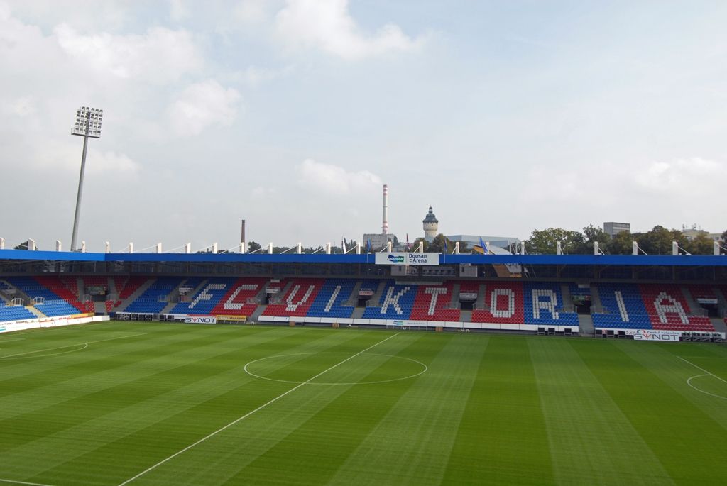 Na stadionu ve Štruncových sadech se buduje chybějící modul jižní tribuny. Na rozdíl od ostatních zde vznikne zázemí pro dvě televizní studia. Postaven má být do konce tohoto roku za zhruba 16 milionů korun. Jeho dostavbou se zvýší divácká kapacita stadionu o 300 nových míst. (foto: 9.9.2014)