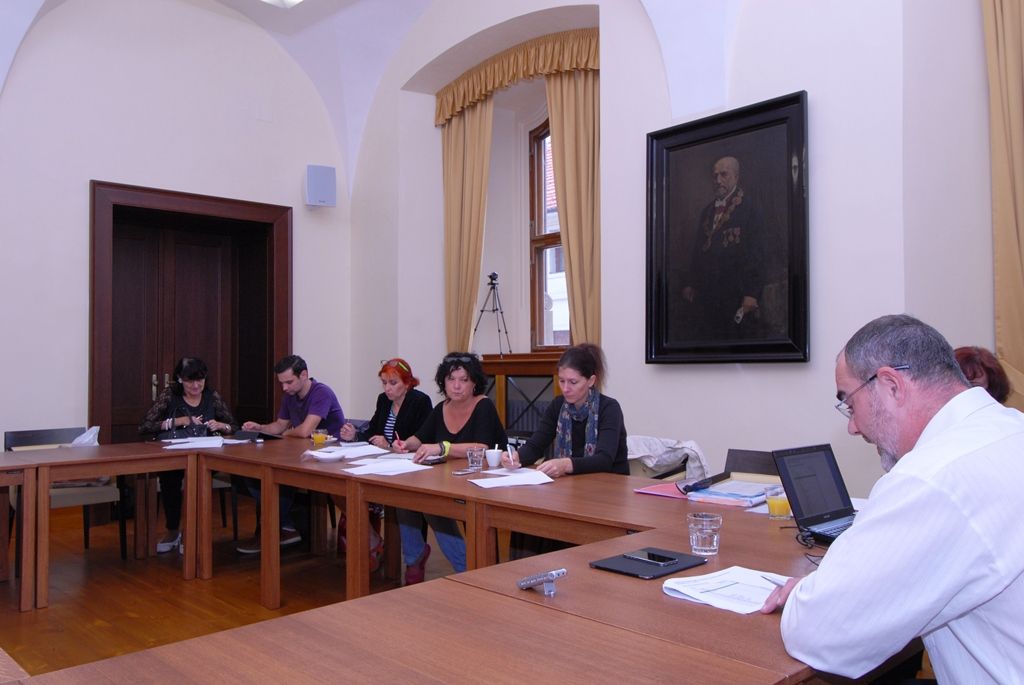 Ekonomický náměstek Martin Zrzavecký seznamuje novináře s ekonomickou kondici města prostřednictvím tiskové konference dne 10.9.2014 na plzeňské radnici. Přítomna byla i ředitelka Ekonomického úřadu Magistrátu města Plzně Hana Kuglerová.