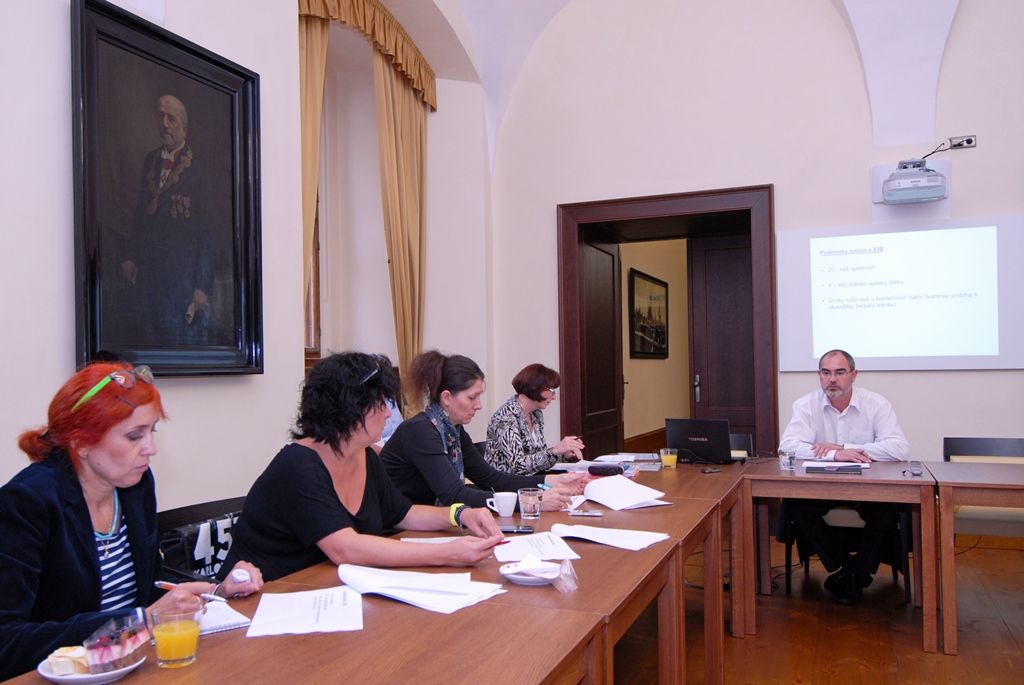 Ekonomický náměstek Martin Zrzavecký seznamuje novináře s ekonomickou kondici města prostřednictvím tiskové konference dne 10.9.2014 na plzeňské radnici. Přítomna byla i ředitelka Ekonomického úřadu Magistrátu města Plzně Hana Kuglerová.