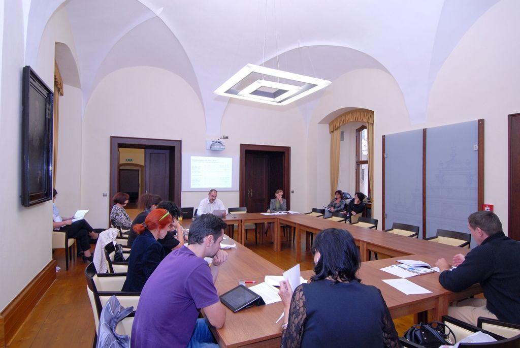 Ekonomický náměstek Martin Zrzavecký seznamuje novináře s ekonomickou kondici města prostřednictvím tiskové konference dne 10.9.2014 na plzeňské radnici. Přítomna byla i ředitelka Ekonomického úřadu Magistrátu města Plzně Hana Kuglerová.