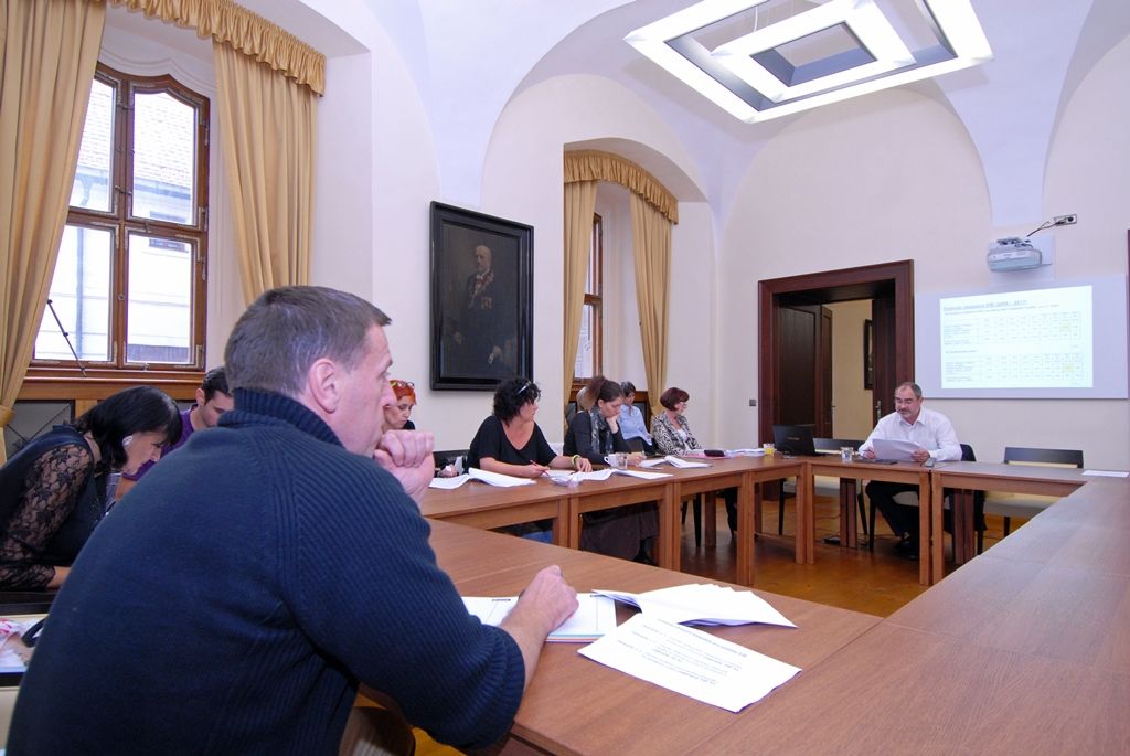 Ekonomický náměstek Martin Zrzavecký seznamuje novináře s ekonomickou kondici města