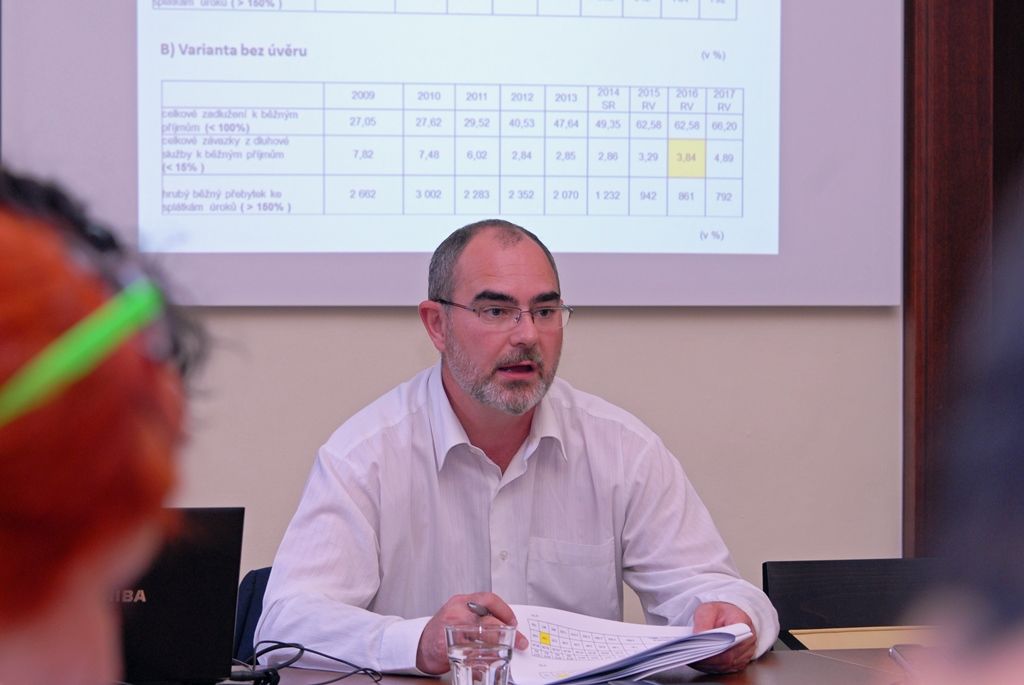 Ekonomický náměstek Martin Zrzavecký seznamuje novináře s ekonomickou kondici města prostřednictvím tiskové konference dne 10.9.2014 na plzeňské radnici. Přítomna byla i ředitelka Ekonomického úřadu Magistrátu města Plzně Hana Kuglerová.