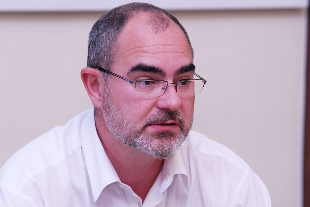 Ekonomický náměstek Martin Zrzavecký seznamuje novináře s ekonomickou kondici města prostřednictvím tiskové konference dne 10.9.2014 na plzeňské radnici. Přítomna byla i ředitelka Ekonomického úřadu Magistrátu města Plzně Hana Kuglerová.