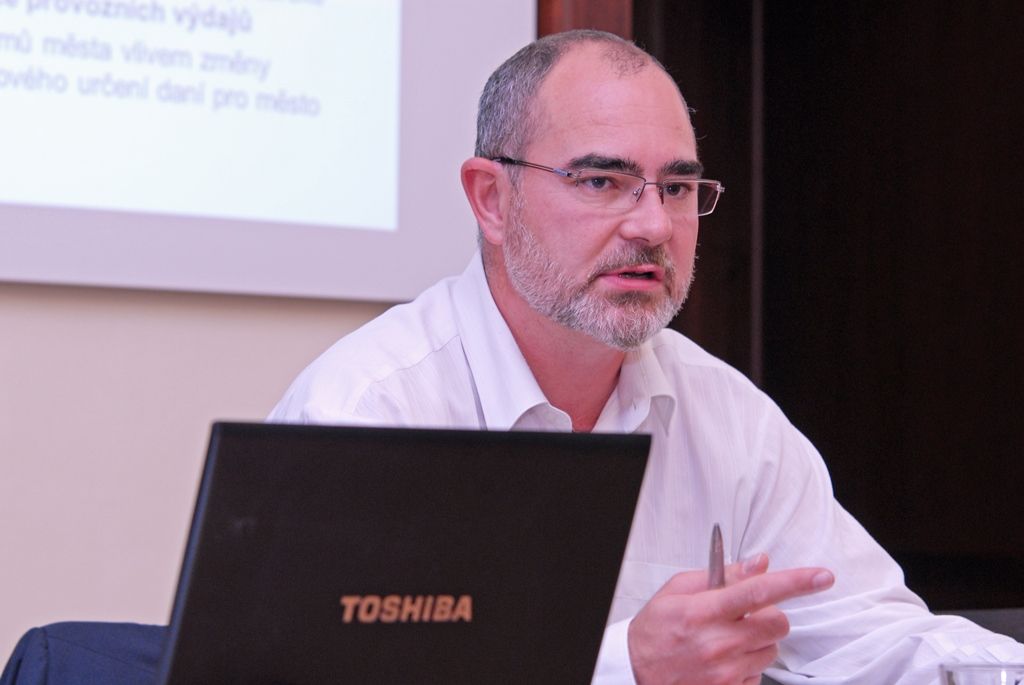 Ekonomický náměstek Martin Zrzavecký seznamuje novináře s ekonomickou kondici města prostřednictvím tiskové konference dne 10.9.2014 na plzeňské radnici. Přítomna byla i ředitelka Ekonomického úřadu Magistrátu města Plzně Hana Kuglerová.