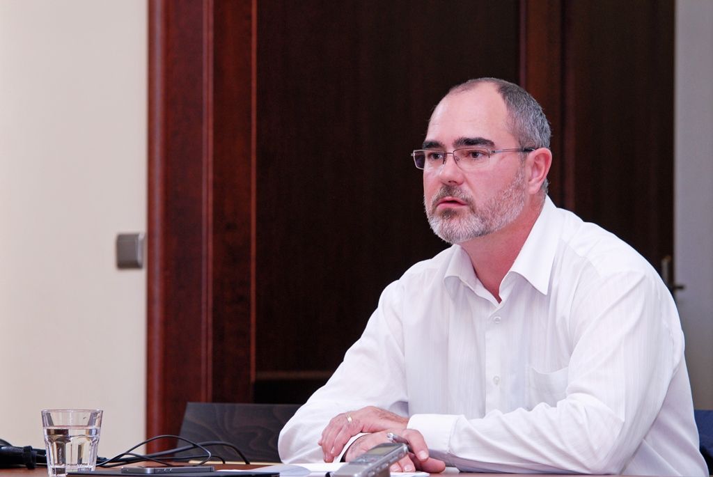 Ekonomický náměstek Martin Zrzavecký seznamuje novináře s ekonomickou kondici města prostřednictvím tiskové konference dne 10.9.2014 na plzeňské radnici. Přítomna byla i ředitelka Ekonomického úřadu Magistrátu města Plzně Hana Kuglerová.