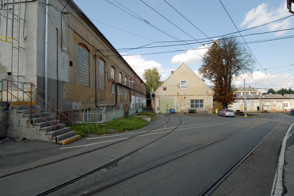 Část bývalého depa se příští rok stane zázemím pro některé kulturní akce projektu Evropské hlavní město kultury. Netradiční a zajímavé místo... (foto: 27.8.2014)